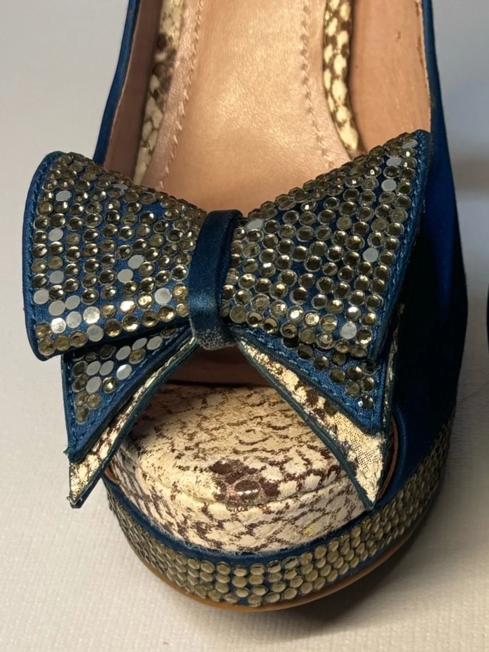 Vince Camuto Teal Blue Satin Rhinestone Bow Peep Toe Heels 6B Statement Pumps